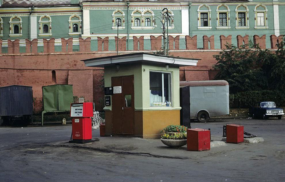 Заправка у отеля “Метрополь” в Москве, 1967 год